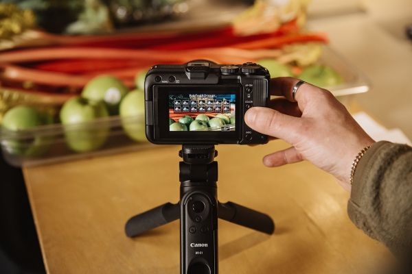   Canon EOS R50 V RF-S 14-30 IS STM PZ Content Creator Kit (6895C030AA) -  17