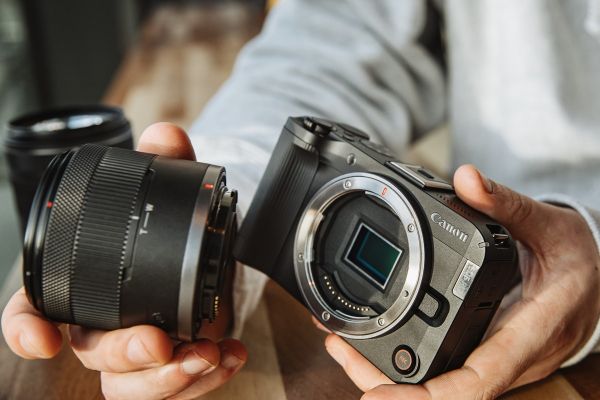   Canon EOS R50 V RF-S 14-30 IS STM PZ Content Creator Kit (6895C030AA) -  5