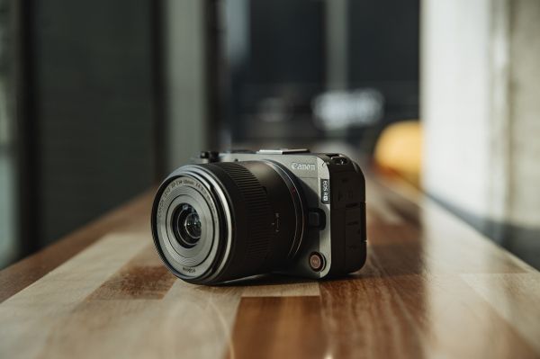   Canon EOS R50 V RF-S 14-30 IS STM PZ Content Creator Kit (6895C030AA) -  6