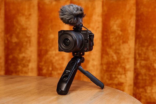   Canon EOS R50 V RF-S 14-30 IS STM PZ Content Creator Kit (6895C030AA) -  19