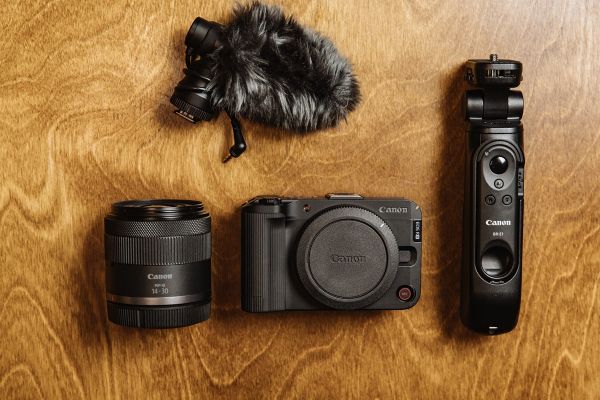   Canon EOS R50 V RF-S 14-30 IS STM PZ Content Creator Kit (6895C030AA) -  1