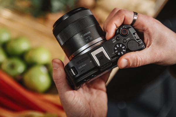   Canon EOS R50 V RF-S 14-30 IS STM PZ Content Creator Kit (6895C030AA) -  20