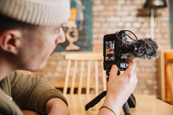   Canon EOS R50 V RF-S 14-30 IS STM PZ Content Creator Kit (6895C030AA) -  21