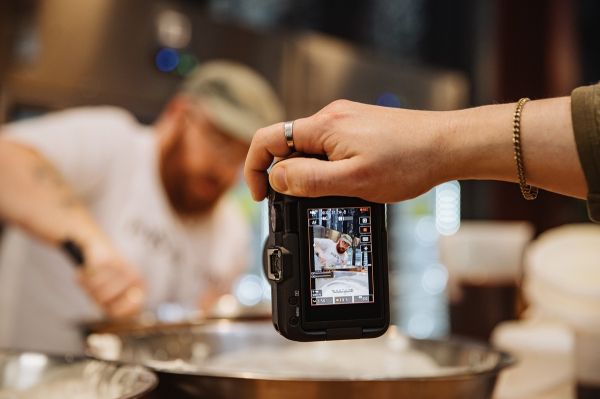   Canon EOS R50 V RF-S 14-30 IS STM PZ Content Creator Kit (6895C030AA) -  22