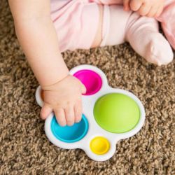 Брязкальце Fat Brain Toys прорізувач і тактильна іграшка Натисни кулю dimpl (F192ML) - Картинка 4