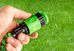 Шланг садовый Verto, растягивающийся, 7.5-22м, в комплекте ороситель прямой 15G700 и коннектор и 2 муфты 15G890 - Картинка 3