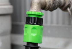 Шланг садовый Verto, растягивающийся, 7.5-22м, в комплекте ороситель прямой 15G700 и коннектор и 2 муфты 15G890 - Картинка 4