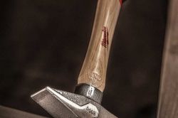 Молоток слесарный Milwaukee 1000г деревянная рукоятка. 4932478670 - Картинка 2