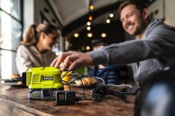 Инвертор напряжения аккумуляторный RYOBI ONE+ RY18BI150A-0, 220 Вольт, 150Вт/300Вт пиковая, (без АКБ и ЗУ) 5133004895 - Картинка 7