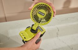 Вентилятор акумуляторний кліпса Ryobi USB Lithium RCF4-0 4В 3800об·хв обертання 325° поворот 180° 2 швидкості 0.29кг без АКБ та ЗП 5133006130 - Картинка 3