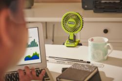 Вентилятор акумуляторний кліпса Ryobi USB Lithium RCF4-120G 4В акб 1х2А·год 3800об·хв обертання 325° поворот 180° 2 швидкості 0.29кг 5133006143 - Картинка 2