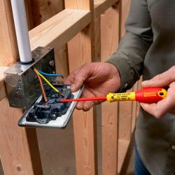 �������� Stanley FatMax ���� 7��, ��� ���� �� �������� 1000�, ������ ��� 3.5�75��/ 5.5�150��, �������� �� ��� Philips Ph1x100/ Ph2x125 XTHT0-62692 - �������� 3